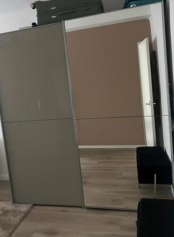 Kledingkast met schuifdeuren – met spiegel