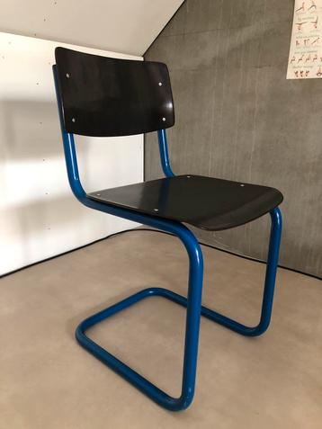 Vintage stoel met blauw frame beschikbaar voor biedingen