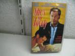 vhs 111b she's so lovely, Alle leeftijden, Ophalen of Verzenden, Gebruikt, Komedie