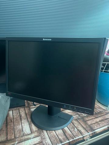 Twee Lenovo ThinkVision 22 inch monitoren beschikbaar voor biedingen