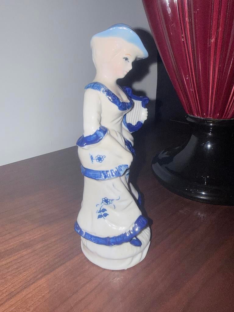 Porseleinen beeldje Dame met Lier - Jaren 80, Antiek en Kunst, Ophalen of Verzenden