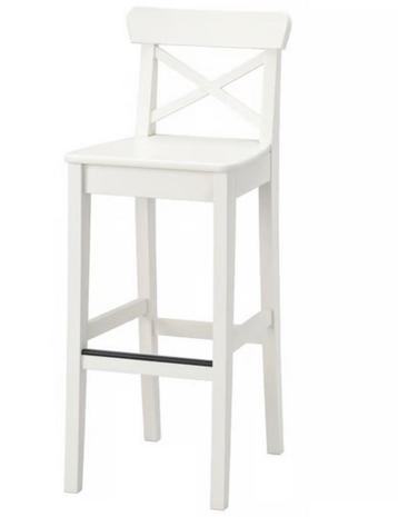 Witte houten barstoel beschikbaar voor biedingen