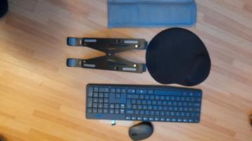 Toetsenbord + muis + usb-piefeltje + muismat + standaard beschikbaar voor biedingen