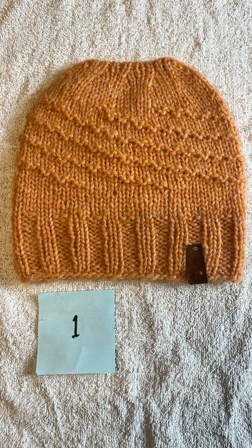 Plotulopi handgebreide wollen mutsen beschikbaar voor biedingen