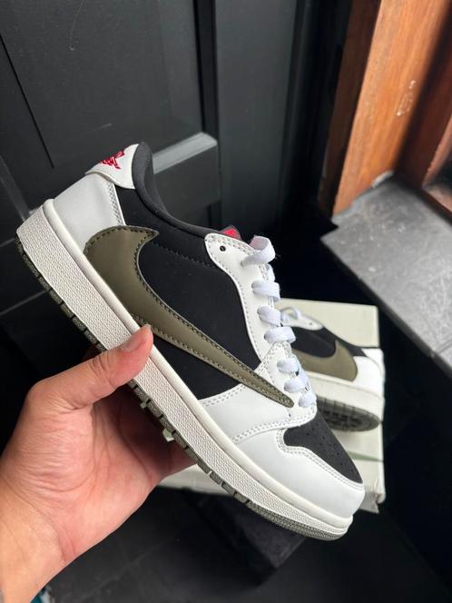 Jordan 1 Low Travis Scott Olive 43EU Met Doos, Kleding | Heren, Schoenen, Nieuw, Sneakers of Gympen, Ophalen of Verzenden