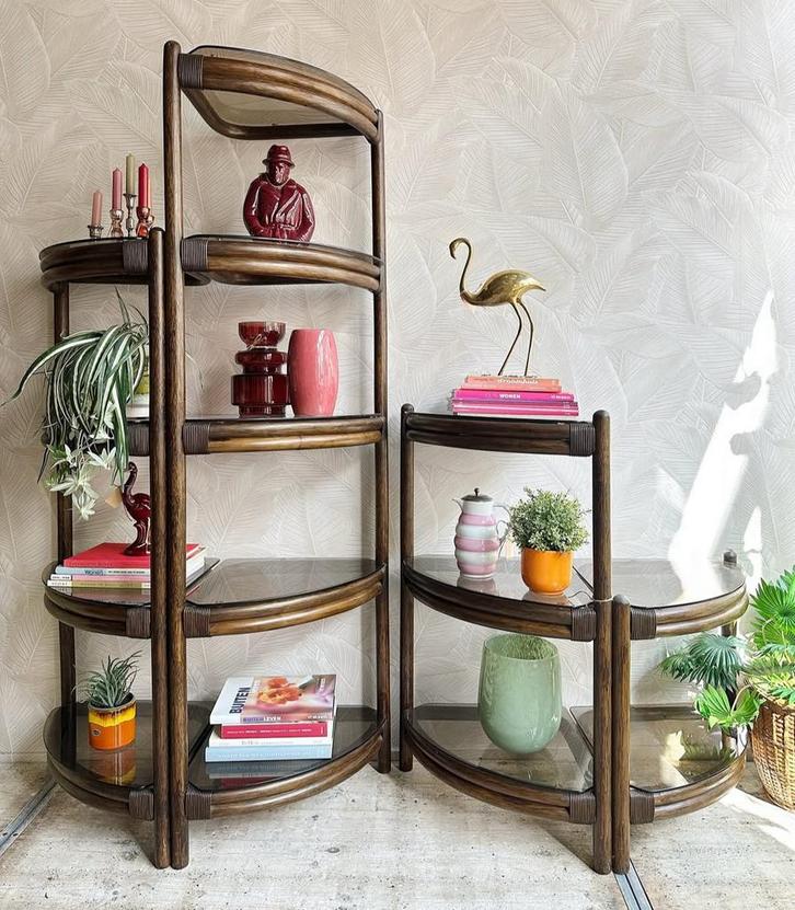 Rotan manou kast half rond vitrine kast open kast rookglas, Huis en Inrichting, Woonaccessoires | Etagères, Zo goed als nieuw