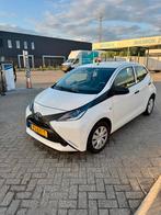 Toyota Aygo 2017, Auto's, Toyota, Voorwielaandrijving, 4 stoelen, Wit, Origineel Nederlands