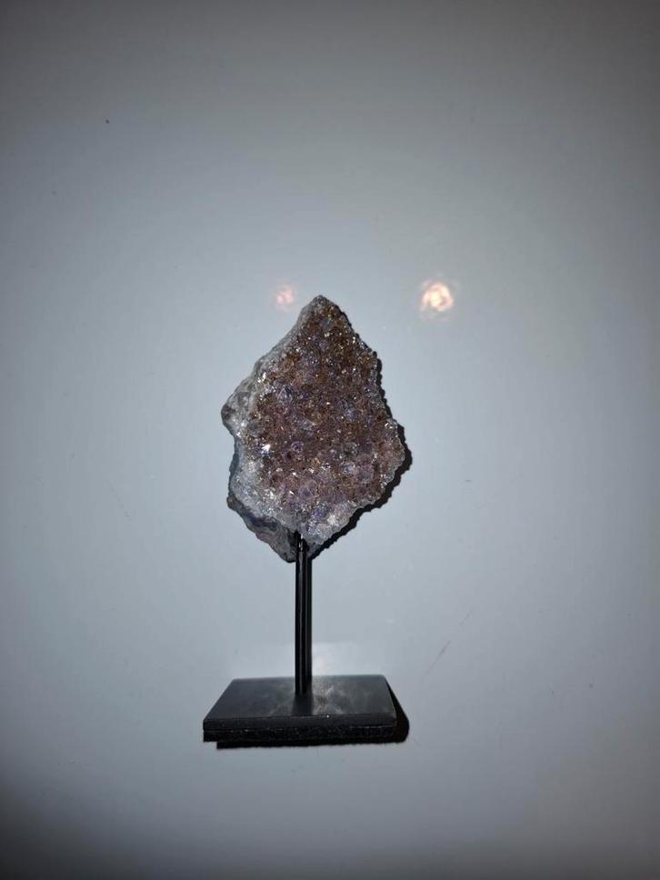 (Ophalen) Amethist op zwarte metalen standaard, Verzamelen, Mineralen en Fossielen, Ophalen