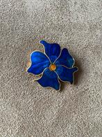 Vintage luxe broche blauwe bloem, Ophalen of Verzenden, Gebruikt, Blauw, Overige materialen