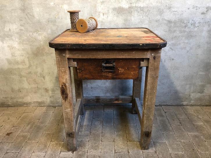 Vintage industriele werkbank met lade | industrieel dressoir, Doe-het-zelf en Verbouw, Werkbanken, Gebruikt, 70 tot 120 cm, Ophalen