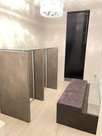 Luxe winkeltoonbank met vitrine & presentatiekast, echt leer beschikbaar voor biedingen