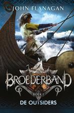 Broederband 1 - De outsiders, John Flanagan, Ophalen of Verzenden, Zo goed als nieuw, Fictie