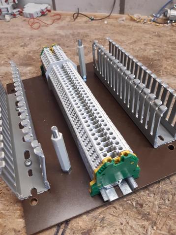 Montage plaat Halyester met rijklemmen tot 2,5mm2 beschikbaar voor biedingen