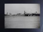 Foto van het Schiphol platform in de jaren 50 (SC97), Ophalen of Verzenden, Gebruikt, Kaart, Foto of Prent