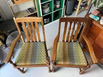 Gratis 2x houten stoelen beschikbaar voor biedingen