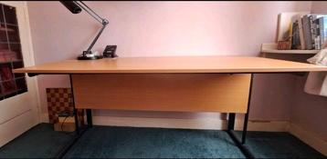 Bureautafel in goede staat gratis stoel en bureaulamp erbij.