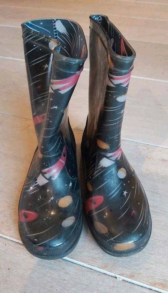 Regenlaarzen maat 34 - zwart met raket, sterren en planeten, Kinderen en Baby's, Kinderkleding | Schoenen en Sokken, Gebruikt