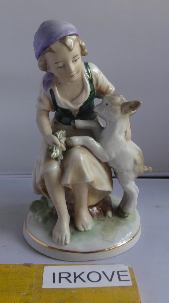 MEISJE MET EEN GEITJE * PORSELEIN * Italie *, Verzamelen, Beelden en Beeldjes, Zo goed als nieuw, Mens, Verzenden