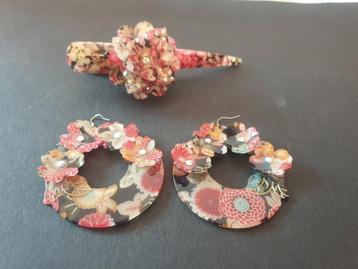 Oorbellen en haarclip met bloemen. Als nieuw.

  beschikbaar voor biedingen
