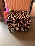 Solide hocker, poef, voetenbank in zebraprint b50xl50xh43cm, Huis en Inrichting, Ophalen, Hout, Zo goed als nieuw, Strak met zebraprint