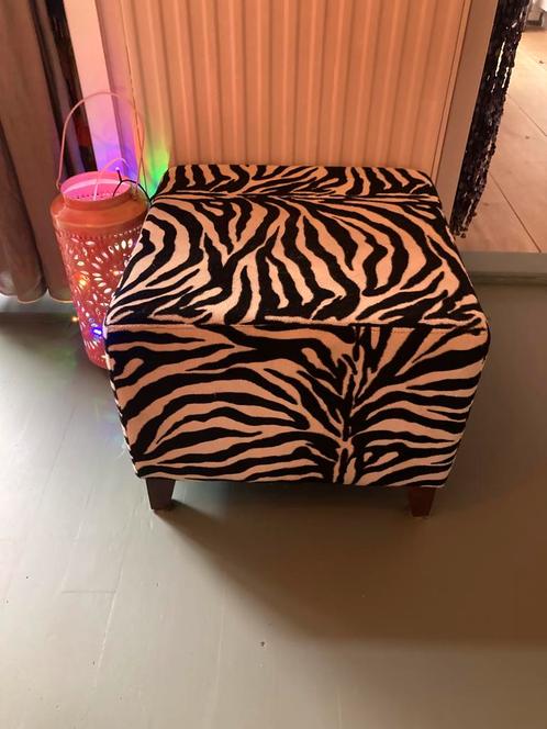 Solide hocker, poef, voetenbank in zebraprint b50xl50xh43cm, Huis en Inrichting, Banken | Voetenbanken en Poefen, Zo goed als nieuw