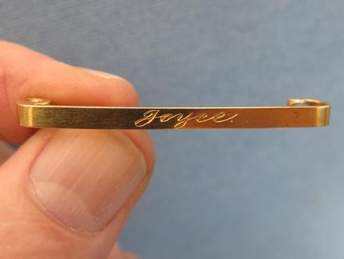 Oude gouden sierspeld met de naam Joyce - 20e eeuw, Sieraden, Tassen en Uiterlijk, Broches, Gebruikt, Goud, Goud, 4 tot 7 cm, Ophalen of Verzenden