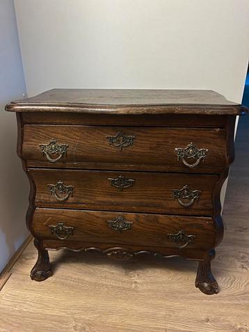 Vintage houten ladenkastje met drie lades beschikbaar voor biedingen