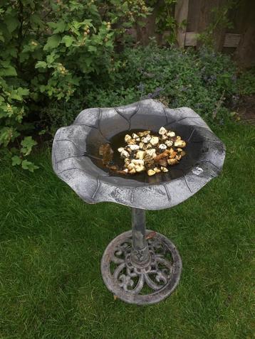 Vogelbad beschikbaar voor biedingen
