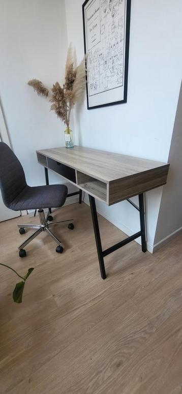 Comfortabele minimalistische bureaustoel  beschikbaar voor biedingen
