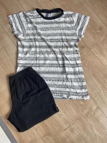 TE KOOP: ZWART/WIT SHORTAMA MT 158!! beschikbaar voor biedingen