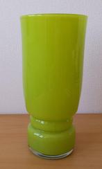Lime Groene Vaas - glas, Huis en Inrichting, Woonaccessoires | Vazen, Gebruikt, Ophalen of Verzenden, Glas, Nvt