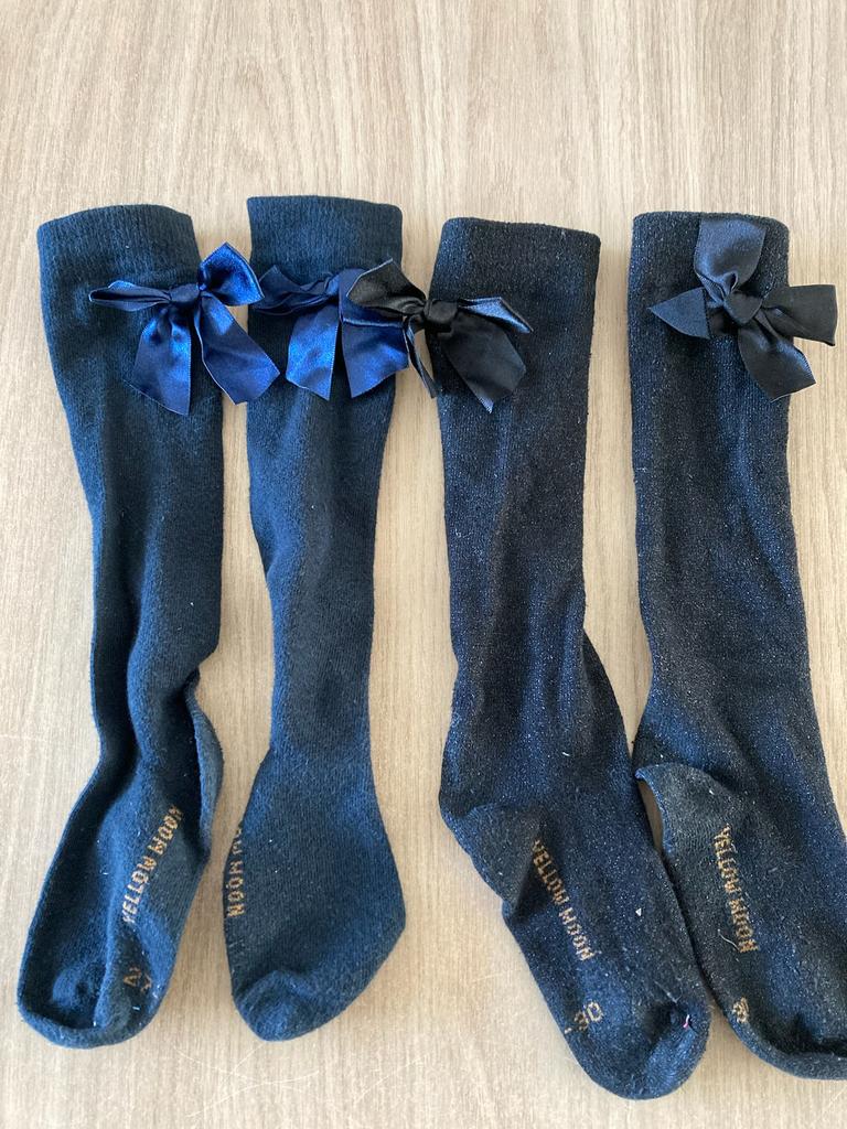 2 paar kniekousen met strikjes blauw en zwart maat 27/30, Ophalen of Verzenden, Zo goed als nieuw, Meisje, Sokken