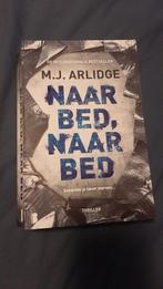 M.J. Arlidge - Naar bed, naar bed, Boeken, Thrillers, Ophalen of Verzenden, Zo goed als nieuw, Nederland