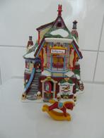 Department 56 Kerstdorp Bjorn turoc rocking horse maker, Diversen, Kerst, Verzenden, Zo goed als nieuw