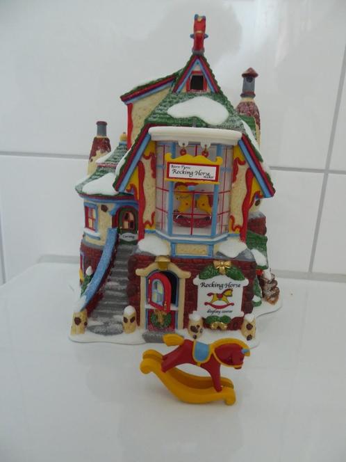 Department 56 Kerstdorp Bjorn turoc rocking horse maker, Diversen, Kerst, Zo goed als nieuw, Verzenden