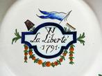 Frans bord Nevers met W Liberté 1791 revolutionair tijdperk, Antiek en Kunst, Ophalen of Verzenden