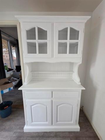 Witte buffetkast met glas beschikbaar voor biedingen