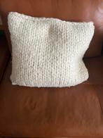 Kussen van warm schapenwol, gebreid in roomkleur 50/50 cm, Ophalen, Zo goed als nieuw, Vierkant