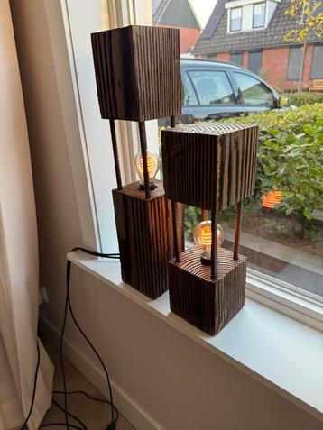 Nieuwe industriele tafellamp van hout en staal. beschikbaar voor biedingen