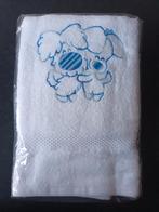 Nieuw witte geborduurde handdoek Woezel & Pip blauw gemeleer, Ophalen of Verzenden, Nieuw, Kraamcadeau