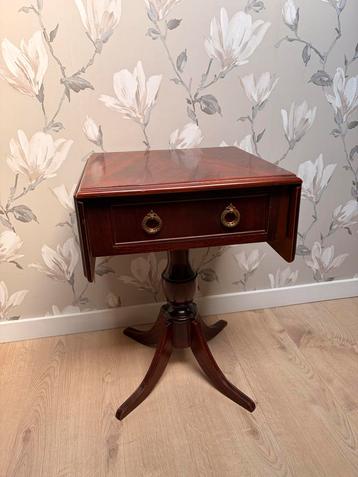 Klassiek Nachtkastje/Tafeltje - Ede beschikbaar voor biedingen