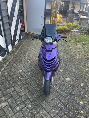 Scooter van het merk Zip te koop. beschikbaar voor biedingen