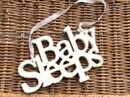Riviera Maison Schattig houten 'Baby Sleeps' bordje, Ophalen of Verzenden, Zo goed als nieuw, Kraamcadeau