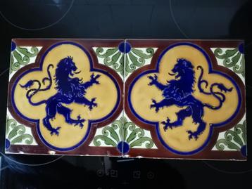 Set van twee bijzondere grote antieke tegels 20,2x20,2 cm beschikbaar voor biedingen