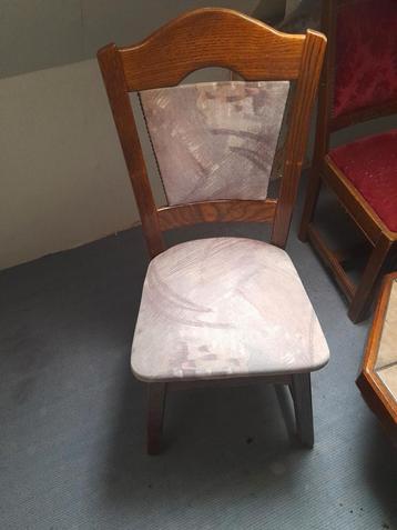 4 Ouderwetse Stoelen beschikbaar voor biedingen