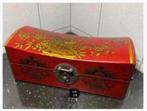 Korting: Brocante Chinese kist, hang sluitwerk, bekleding, Huis en Inrichting, Woonaccessoires | Kisten, Minder dan 50 cm, 50 tot 100 cm
