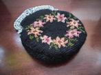 Mooie antieke geborduurde portemonnee met zilveren beugel ., Antiek en Kunst, Antiek | Goud en Zilver, Ophalen of Verzenden, Zilver