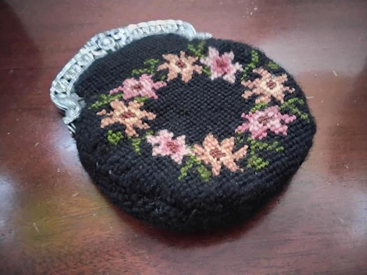 Mooie antieke geborduurde portemonnee met zilveren beugel ., Antiek en Kunst, Antiek | Goud en Zilver, Zilver, Ophalen of Verzenden