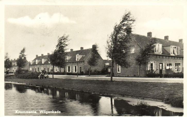 Krommenie, Wilgenkade - 1955 gelopen, Verzamelen, Ansichtkaarten | Nederland, Ongelopen, Noord-Brabant, Voor 1920, Ophalen of Verzenden