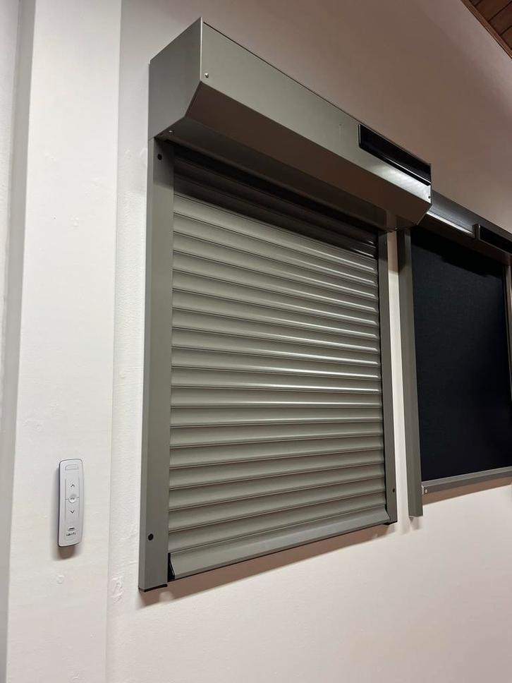 Solar Rolluik, Doe-het-zelf en Verbouw, Rolluiken, Zo goed als nieuw, 100 tot 150 cm, Minder dan 100 cm, Grijs, Elektrische bediening